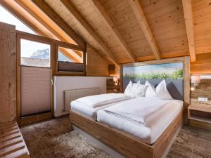 A bed or beds in a room at Hotel Gänsleit
