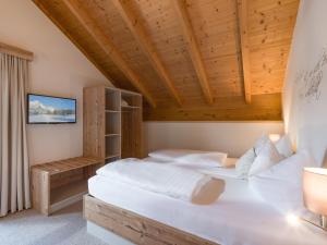 A bed or beds in a room at Hotel Gänsleit
