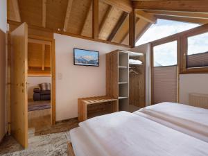 A bed or beds in a room at Hotel Gänsleit