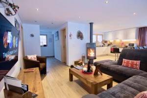 TV a/nebo společenská místnost v ubytování Element Chalets Zermatt