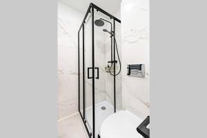 W łazience znajduje się prysznic ze szklanymi drzwiami. w obiekcie Blick Apartments - Riverview Soft Loft w mieście Zgorzelec