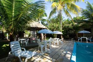 A piscina localizada em Pousada Hibiscus ou nos arredores