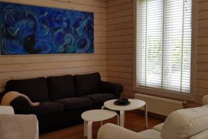 Een zitgedeelte bij The Blue House - Luxurious Waterfront Villa Zeewolde