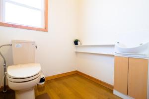 ein Bad mit einem WC und einem Waschbecken in der Unterkunft Minamitsuru-gun - House - Vacation STAY 82283 in Fujikawaguchiko