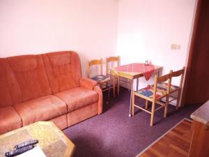 ein Wohnzimmer mit einem Sofa und einem Tisch in der Unterkunft Family Bungalows & Camp in Vrchlabí