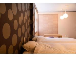 1 dormitorio con cama blanca y mesa en BEYOND HOTEL Takayama 3rd - Vacation STAY 82215, en Takayama