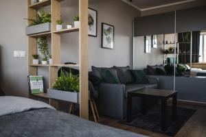 ein Wohnzimmer mit einem Sofa und einem Tisch in der Unterkunft Best View In Apartment in Liepāja