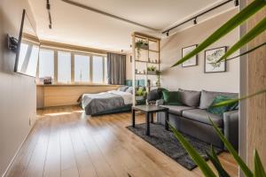 ein Wohnzimmer mit einem Sofa und einem Tisch in der Unterkunft Best View In Apartment in Liepāja
