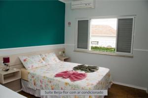 um quarto com uma cama com arcos em Pousada Happy Inn em Campinas