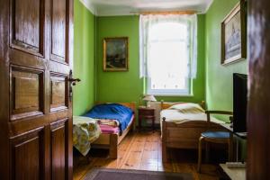 zielony pokój z dwoma łóżkami i oknem w obiekcie Noclegi na Polnej w mieście Bolesławiec