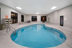 諾克斯維爾的住宿－75號州際公路科諾思維勒北拉金塔套房旅館，在酒店房间的一个大型游泳池