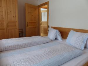 a bedroom with two beds with white pillows at Ferienwohnung Innerlipper in Innervillgraten