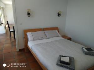 Un dormitorio con una cama y una bandeja. en Rez-de-villa Mougins, en Mougins