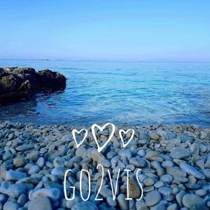 two hearts on a rocky beach near the ocean at Go2Vis in Rukavac