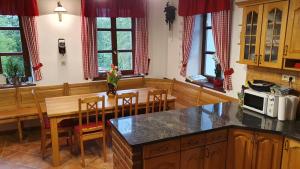 Kuchyň nebo kuchyňský kout v ubytování Kněžice 25, chalupa v Krkonoších