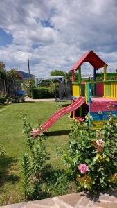 un parque infantil con un tobogán en un patio en Hotel Bon Relax, en Ravadinovo