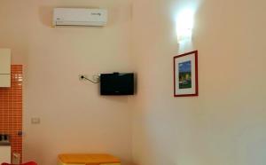 Habitación con aire acondicionado en la pared en Zagare Residence, en Rodi Garganico