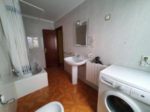 Et badeværelse på APARTAMENTO VACACIONES MUXÍA + 14 billeder