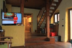 uma sala de estar com uma televisão de ecrã plano numa casa em Casa Ronit em Delebio