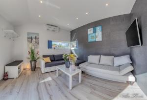 salon z kanapą i stołem w obiekcie villa flores w mieście Kavran