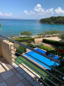een balkon met uitzicht op de oceaan bij Villa Maris in Ugljan