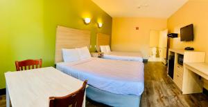 Un pat sau paturi într-o cameră la Weston Inn & Suites