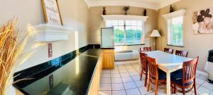 a large kitchen with a dining room with a fish tank at Weston Inn & Suites in Rusk