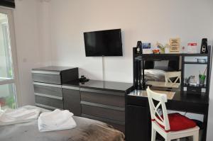 een slaapkamer met een bureau, een computer en een bed bij City apartment Varna in Varna
