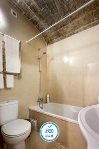 La salle de bains est pourvue de toilettes, d'une baignoire et d'un lavabo. dans l'établissement Casa Becco dos Assucares, com free garagem - Centro Histórico, à Évora