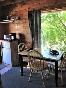 einen Tisch und Stühle in einer Küche mit Fenster in der Unterkunft Homer Floatplane Lodge in Homer