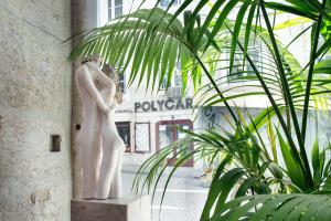 a statue of a couple standing next to a plant at Lisboa Prata Boutique Hotel in Lisbon