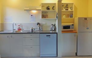 
A kitchen or kitchenette at Twin Waters Lodge
