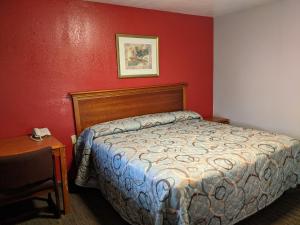 Säng eller sängar i ett rum på Budget Inn El Reno