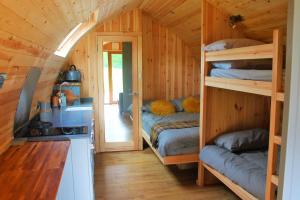 Postel nebo postele na pokoji v ubytování Cairnfold Cabins
