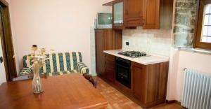A kitchen or kitchenette at Cozy Apartment in Caprese Michelangelo 30m² + Pool Még 4 kép