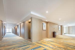 an empty hallway of an office building with a rug at Perenc Hotel in Anshun