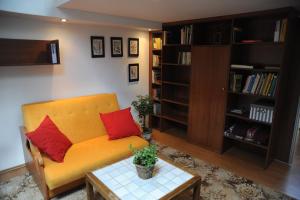 uma sala de estar com um sofá e uma mesa de centro em Apartmá v pivovaru Genius noci em Lomnice