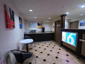 Kuchyň nebo kuchyňský kout v ubytování Motel 6-Toms River, NJ