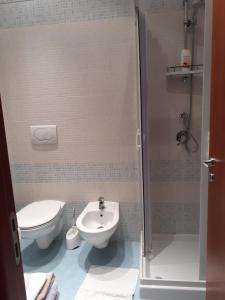 un baño con inodoro y lavabo en B&b Gaestehaus Tagaro, en Locorotondo