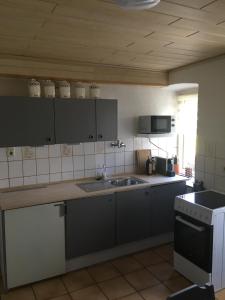 Bergweiler的住宿－Eifel-Moezelhuis，厨房配有水槽和台面