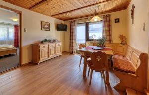 ein Esszimmer mit einem Tisch und Stühlen in einem Zimmer in der Unterkunft Pension Leithenwald in Zwiesel