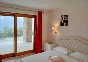 Postel nebo postele na pokoji v ubytování Appartamenti Villa Vagne by Gardadomusmea