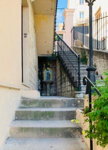 eine Treppe, die zu einem Gebäude mit einer Statue führt in der Unterkunft monaco, CHAMBRE LUXE, à 250M casino in Beausoleil