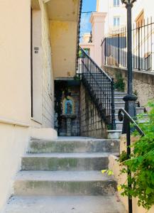 un conjunto de escaleras que conducen a un edificio con una estatua en monaco, CHAMBRE LUXE, à 250M casino, en Beausoleil