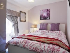 a bedroom with a bed with a red and white comforter at Rondeva in Chester