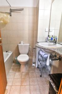 Jaffa Experience Home في تل أبيب: حمام مع مرحاض ومغسلة