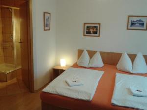 Posteľ alebo postele v izbe v ubytovaní Apartman Nóra