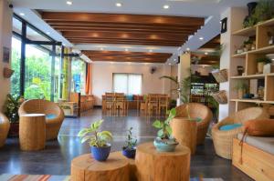 Khu vực ghế ngồi tại Hotel Karuna