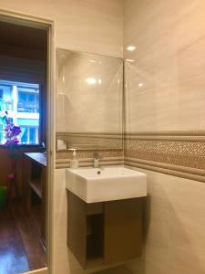 y baño con lavabo blanco y espejo. en Blue Diamond Resort en Ko Tao
