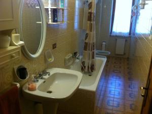La salle de bains est pourvue d'un lavabo, d'une douche et d'une baignoire. dans l'établissement Appartamento Signorile, à Alghero